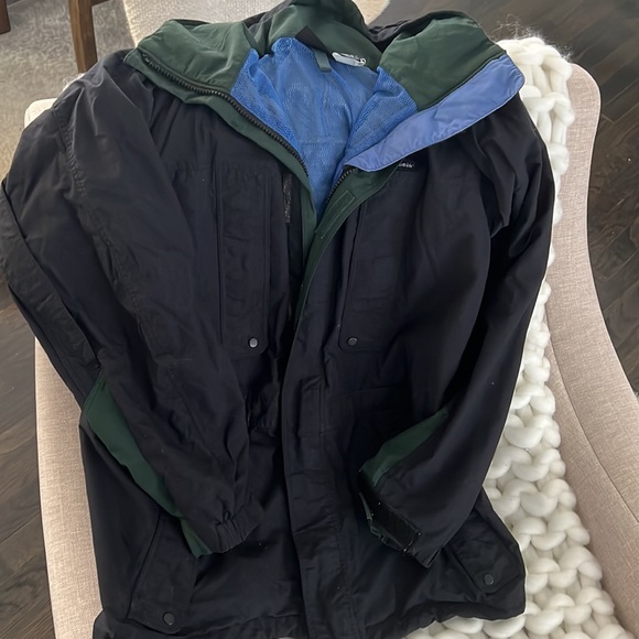 Patagonia blue and green windbreaker. - Picture 5 of 7